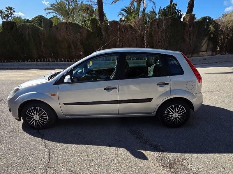 Usado Ford Fiesta Ambiente 68 CV (50 kW) 2008 Gris / plata Utilitario