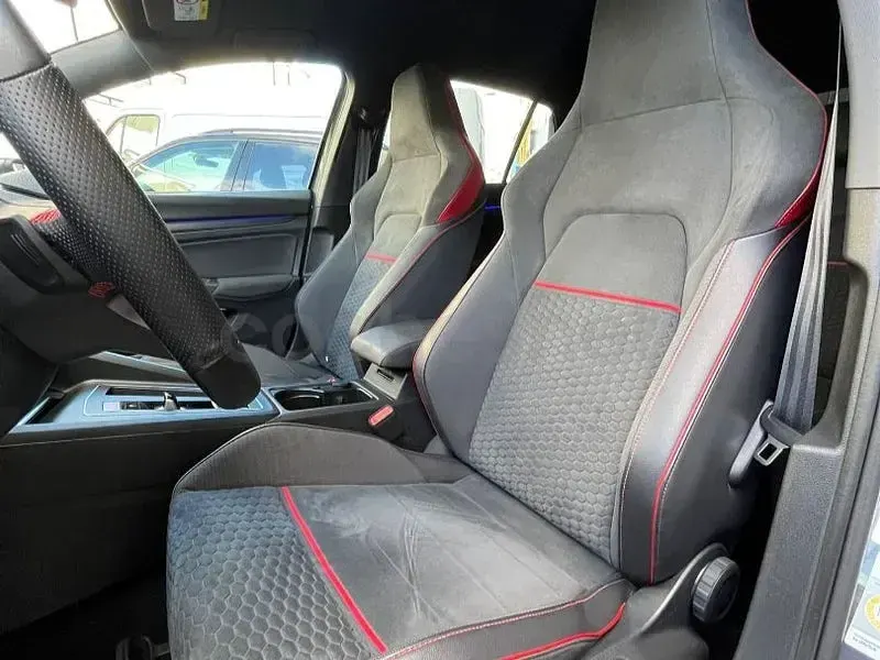 Usado VW Golf VIII GTI Clubsport 301 CV (221 kW) 2022 Gris / plata Berlina