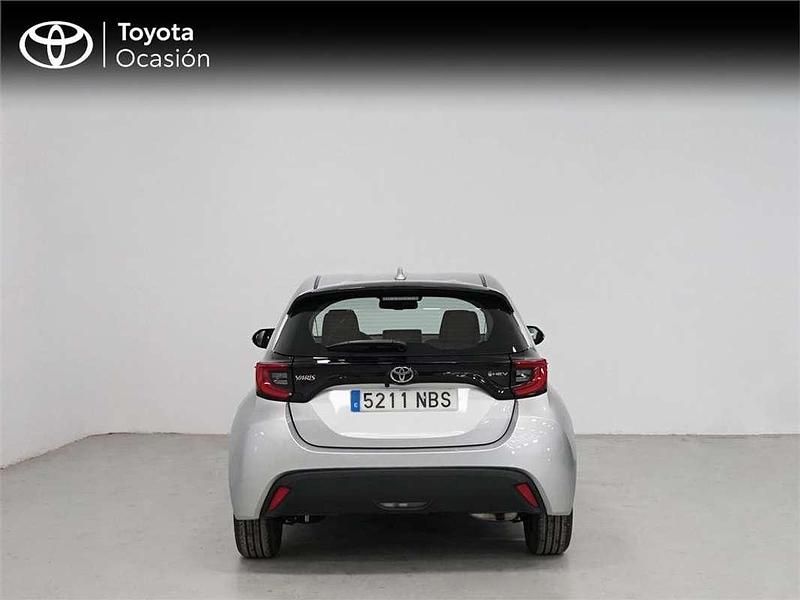 Usado Toyota Yaris Hybrid Active 116 CV (85 kW) 2025 Gris Monovolumen