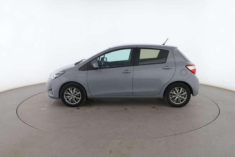 Usado Toyota Yaris Hybrid Active 75 CV (55 kW) 2018 Gris Berlina