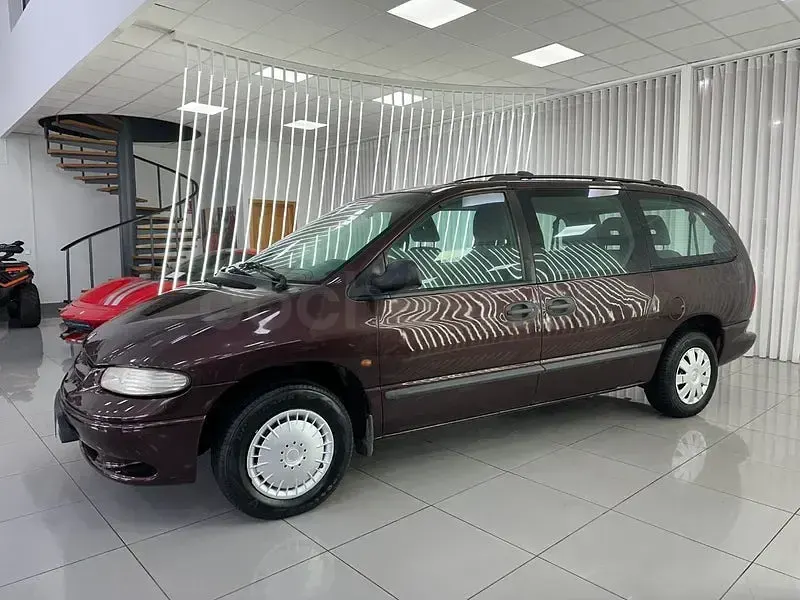 Usado Chrysler Grand Voyager 150 CV (110 kW) 2002 Granate Monovolumen