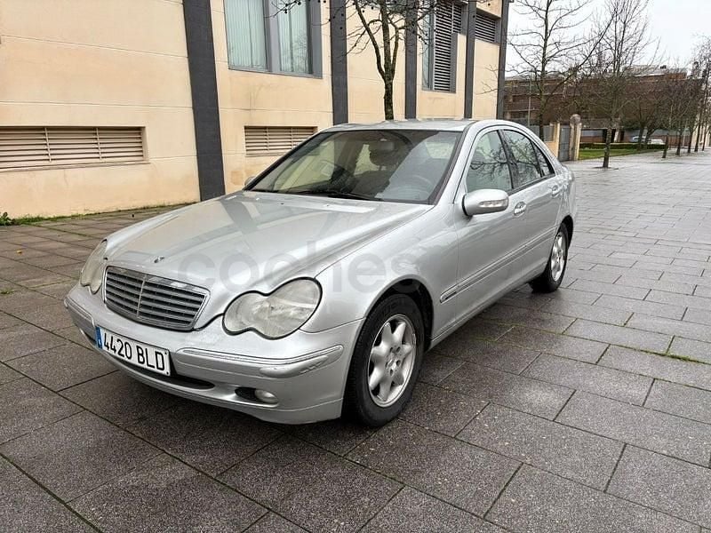Usado Mercedes C220 Avantgarde 143 CV (105 kW) 2002 Gris / plata Berlina