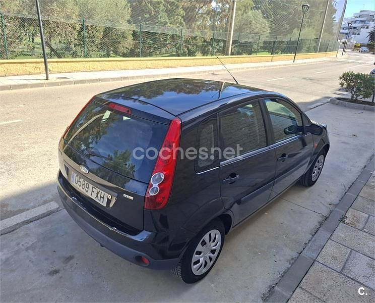 Negro Usado 2007 Ford Fiesta Ambiente Berlina | 3450 € - Imagen 1/4