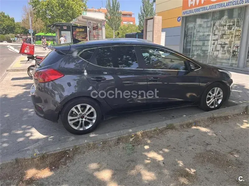 Usado Kia Ceed GT 128 CV (94 kW) 2014 Gris / plata Berlina