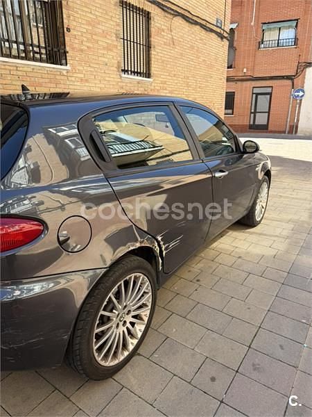 Usado Alfa Romeo 147 Distinctive 105 CV (77 kW) 2010 Gris / plata Utilitario
