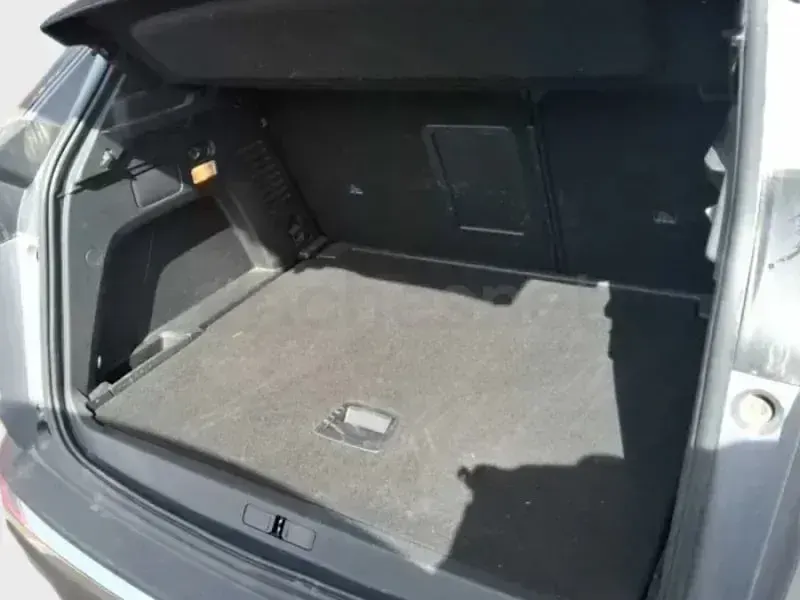 Usado Peugeot 3008 Allure 130 CV (95 kW) 2024 Gris / plata SUV