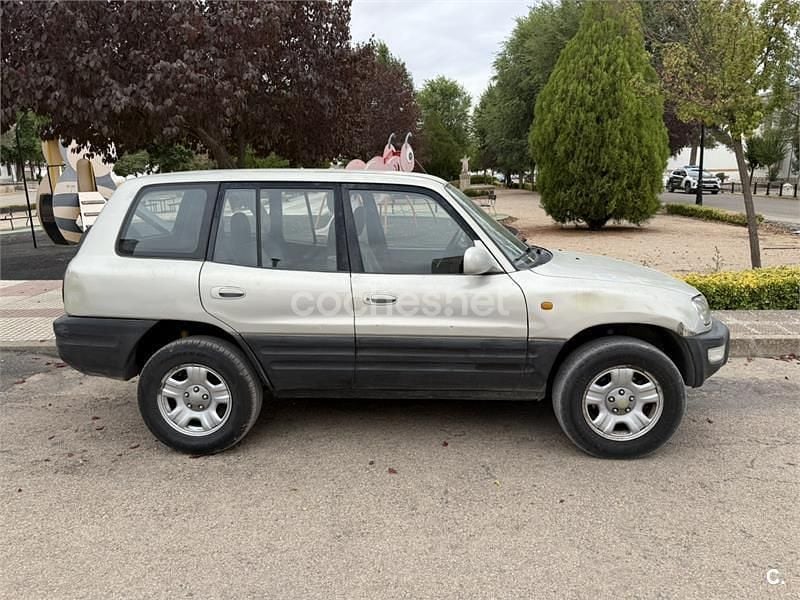 Usado Toyota RAV4 128 CV (94 kW) 1999 Gris / plata SUV
