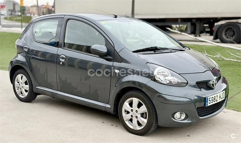Usado Toyota Yaris Active 69 CV (50 kW) 2013 Gris / plata Utilitario