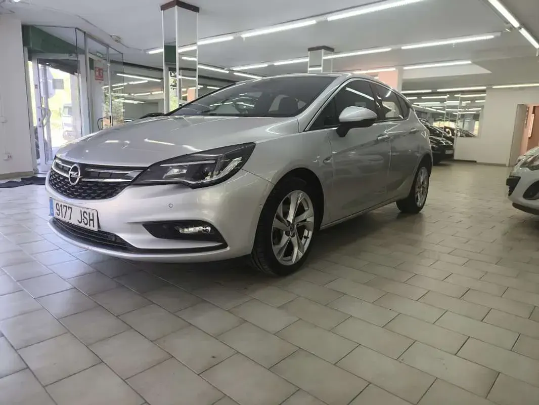 Usado Opel Astra Dynamic 125 CV (91 kW) 2016 Gris Utilitario