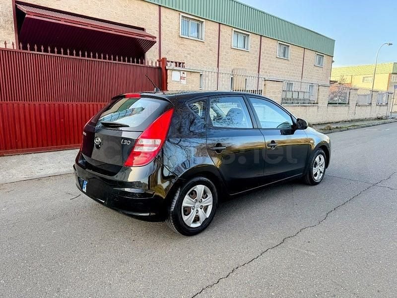 Usado Hyundai i30 Comfort 109 CV (80 kW) 2010 Negro Berlina