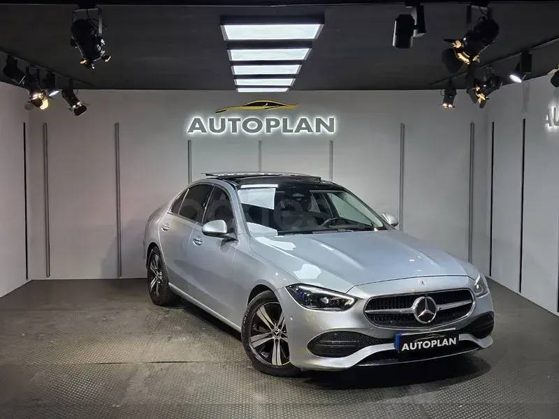 Usado Mercedes C220 200 CV (147 kW) 2023 Gris / plata Berlina