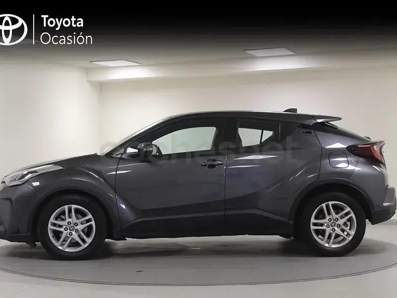 Usado Toyota C-HR Active 122 CV (89 kW) 2023 Gris / plata SUV