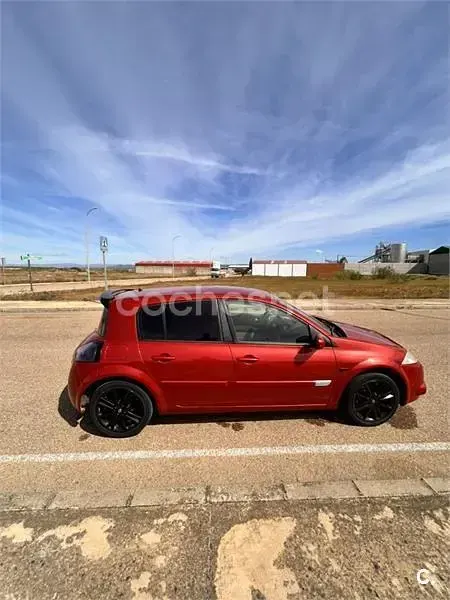 Usado Renault Mégane Dynamique 120 CV (88 kW) 2004 Rojo Berlina