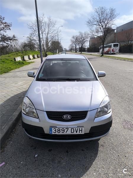 Usado Kia Rio EX 97 CV (71 kW) 2006 Gris / plata Berlina