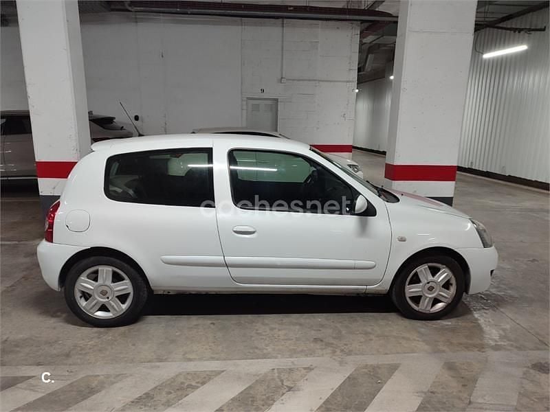 Usado Renault Clio II Dynamique 70 CV (51 kW) 2007 Blanco Berlina