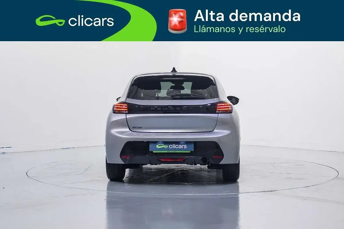 Usado Peugeot 208 Allure 102 CV (75 kW) 2025 Plateado Utilitario