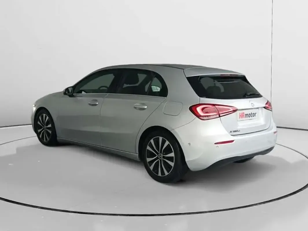 Usado Mercedes A180 109 CV (80 kW) 2021 Gris Utilitario