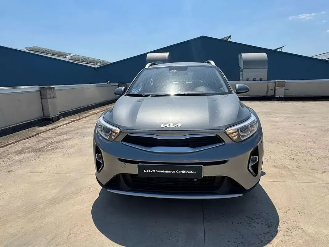 Usado Kia Stonic 101 CV (74 kW) 2024 Gris SUV