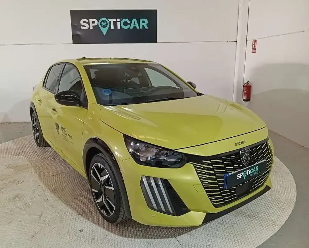 Usado Peugeot e-208 GT 114 kW (156 CV) 2025 Amarillo Utilitario