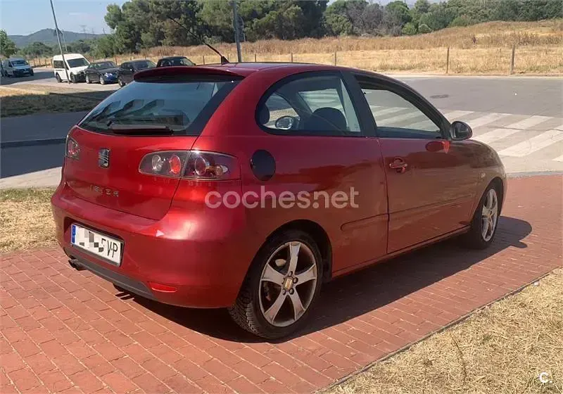 Usado Seat Ibiza 100 CV (73 kW) 2007 Granate Utilitario