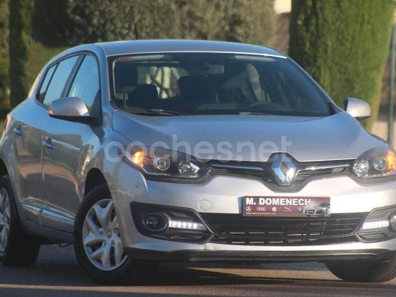 Gris / plata Usado 2015 Renault Mégane LIMITED Berlina | 7980 € - Imagen 1/4
