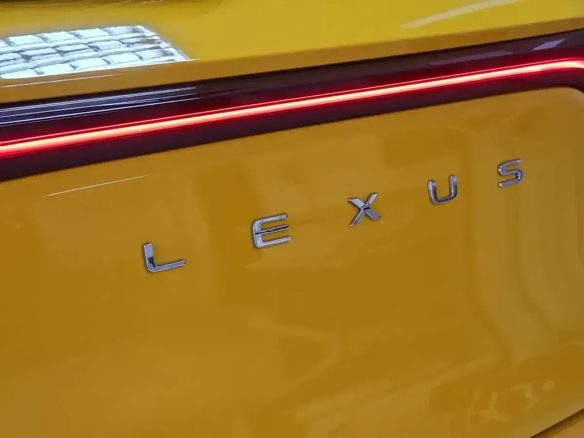 Usado Lexus LBX 136 CV (100 kW) 2025 Amarillo SUV
