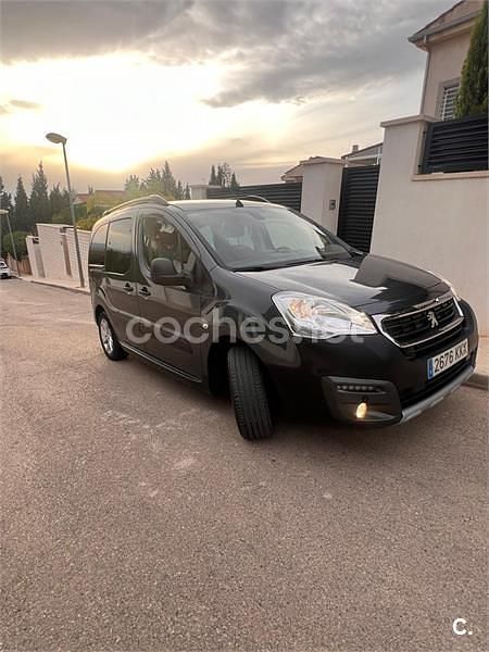 Usado Peugeot Partner Tepee Active 100 CV (73 kW) 2016 Gris / plata Monovolumen