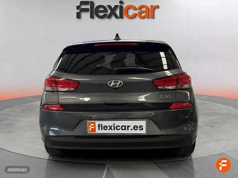 Usado Hyundai i30 120 CV (88 kW) 2019 Gris Berlina