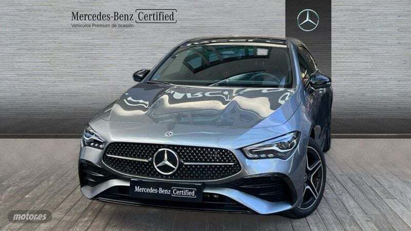 Gris / plateado Usado 2024 Mercedes CLA250 AMG line Berlina | 42.790 € - Imagen 1/4