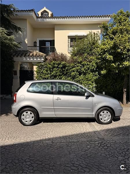 Usado VW Polo Match 75 CV (55 kW) 2005 Gris / plata Utilitario