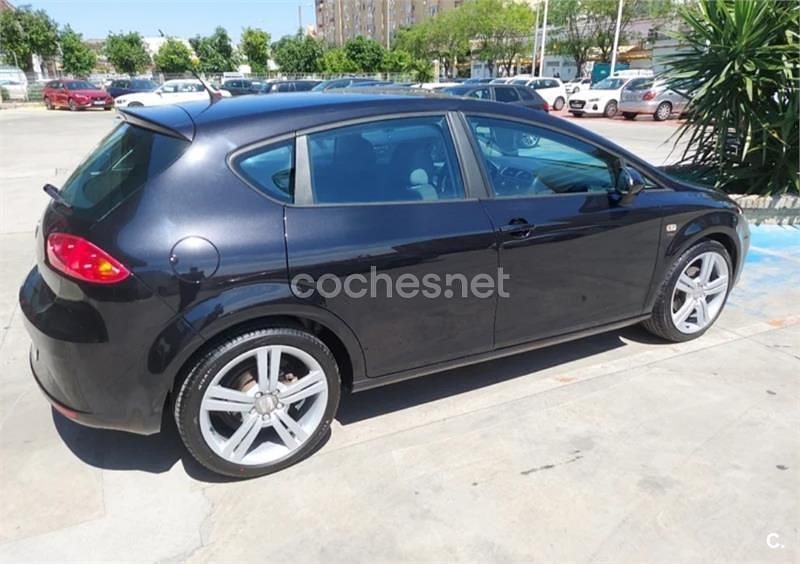 Usado Seat Leon Reference 125 CV (91 kW) 2010 Negro Berlina