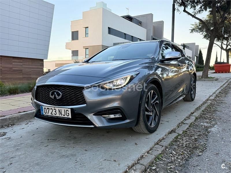 Usado Infiniti Q30 Premium 170 CV (125 kW) 2016 Gris / plata Berlina