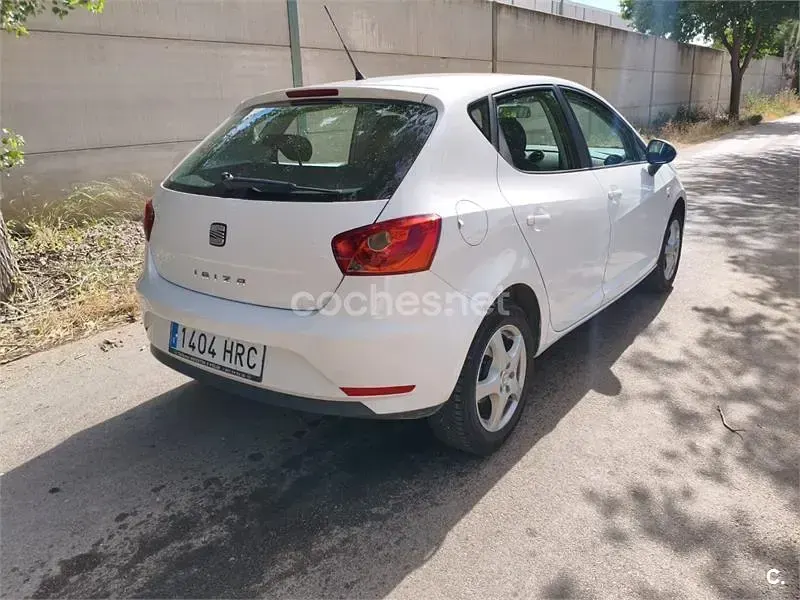 Usado Seat Ibiza Style 90 CV (66 kW) 2013 Blanco Berlina