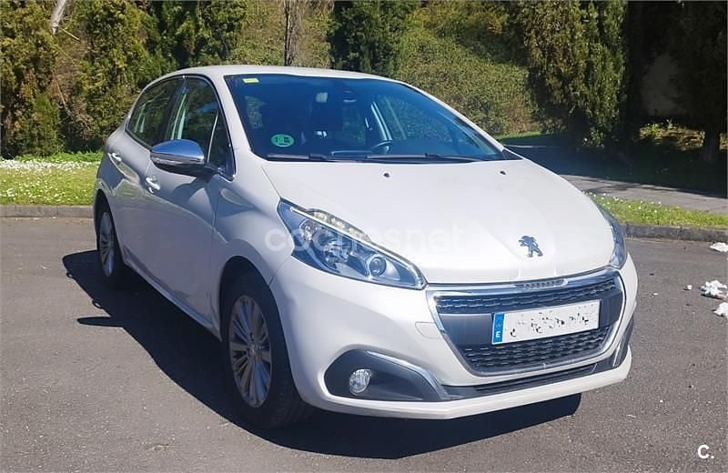 Usado Peugeot 208 Allure 110 CV (80 kW) 2015 Blanco Utilitario