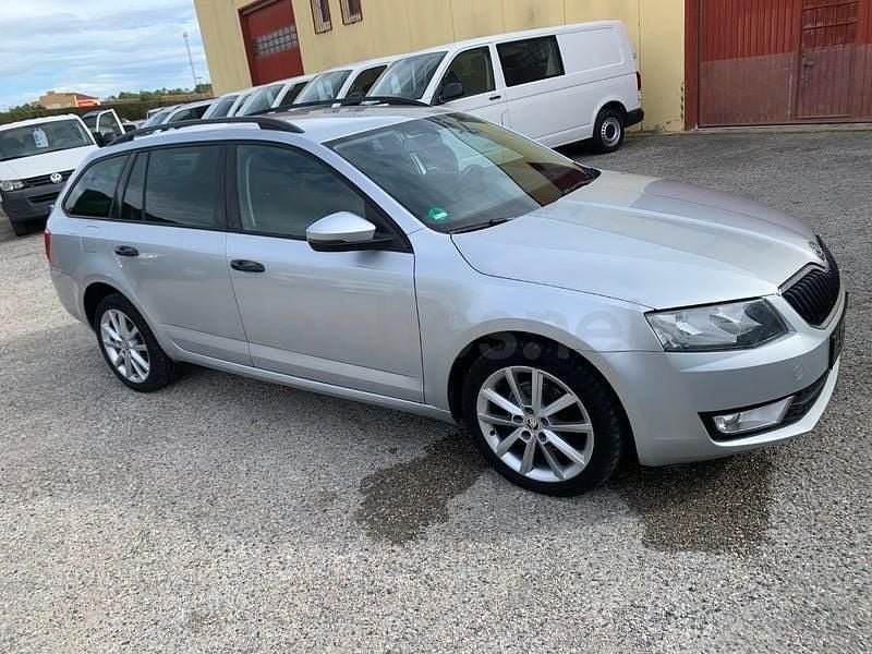Usado Skoda Octavia Elegance 150 CV (110 kW) 2015 Gris / plata Utilitario