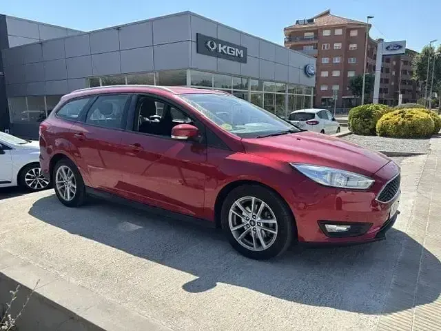 Usado Ford Focus Trend 120 CV (88 kW) 2015 Rojo Familiar