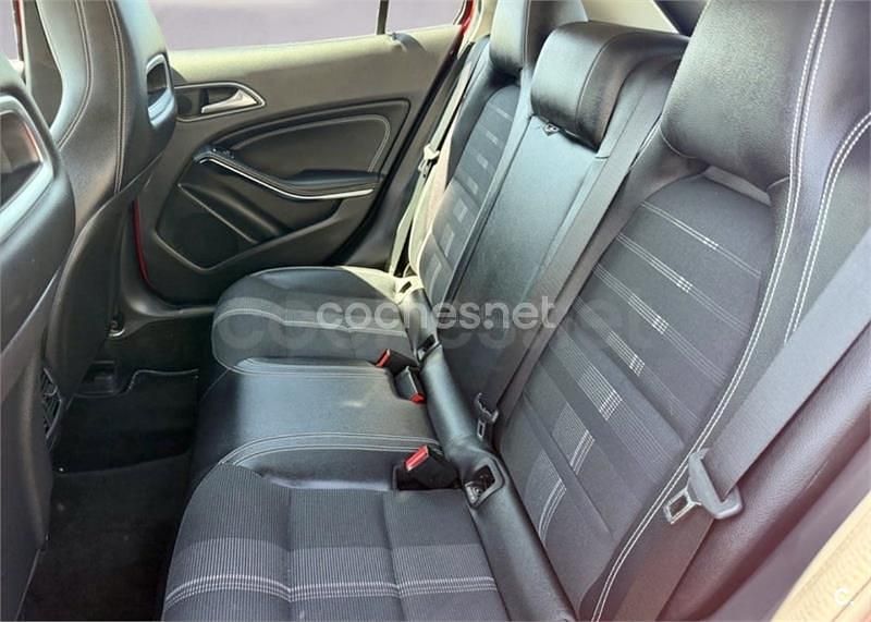 Usado Mercedes GLA180 122 CV (89 kW) 2018 Rojo SUV