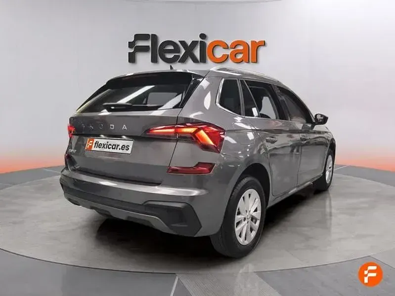 Usado Skoda Kamiq Selection 115 CV (84 kW) 2024 Gris / plata SUV