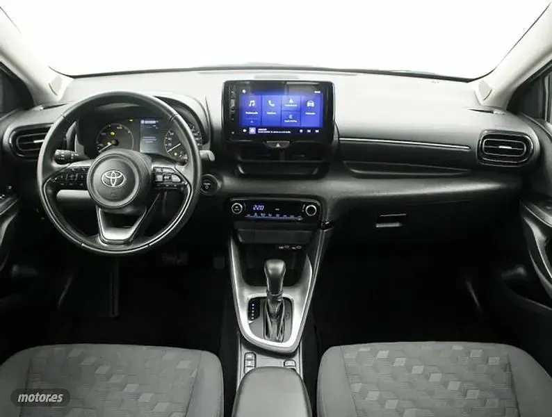 Usado Toyota Yaris Hybrid Active 116 CV (85 kW) 2025 Gris Berlina