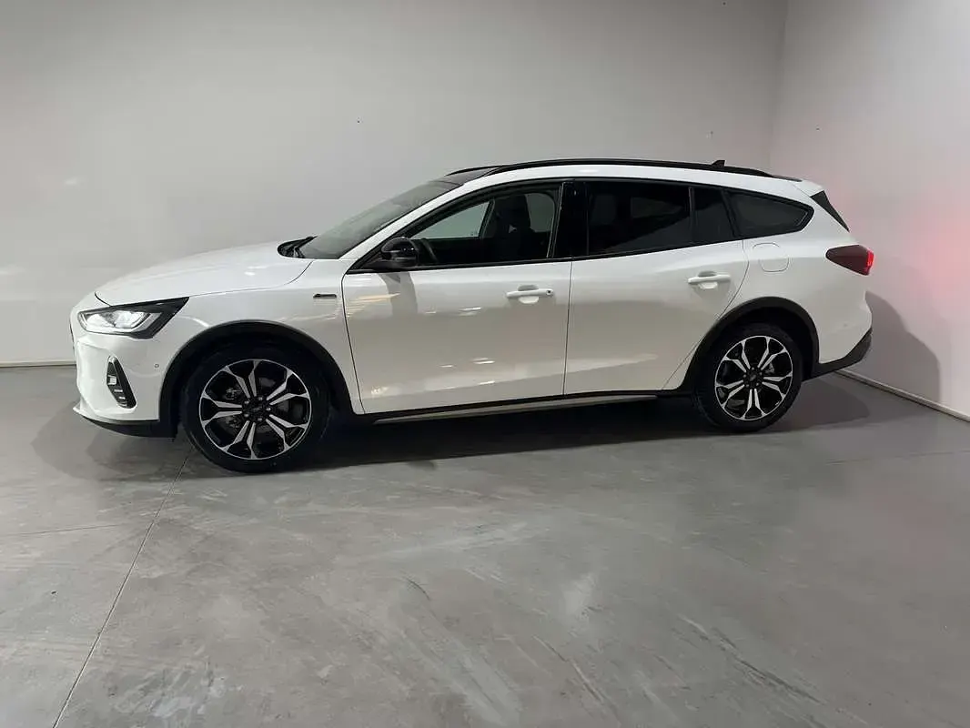 Usado Ford Focus Active 120 CV (88 kW) 2023 Blanco Familiar