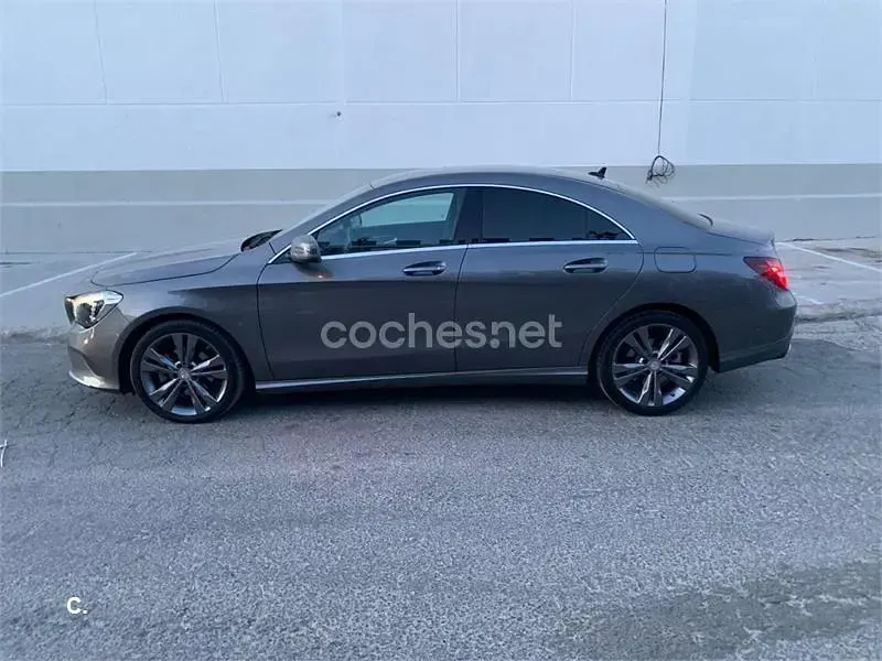 Usado Mercedes CLA200 Urban 136 CV (100 kW) 2017 Gris / plata Berlina
