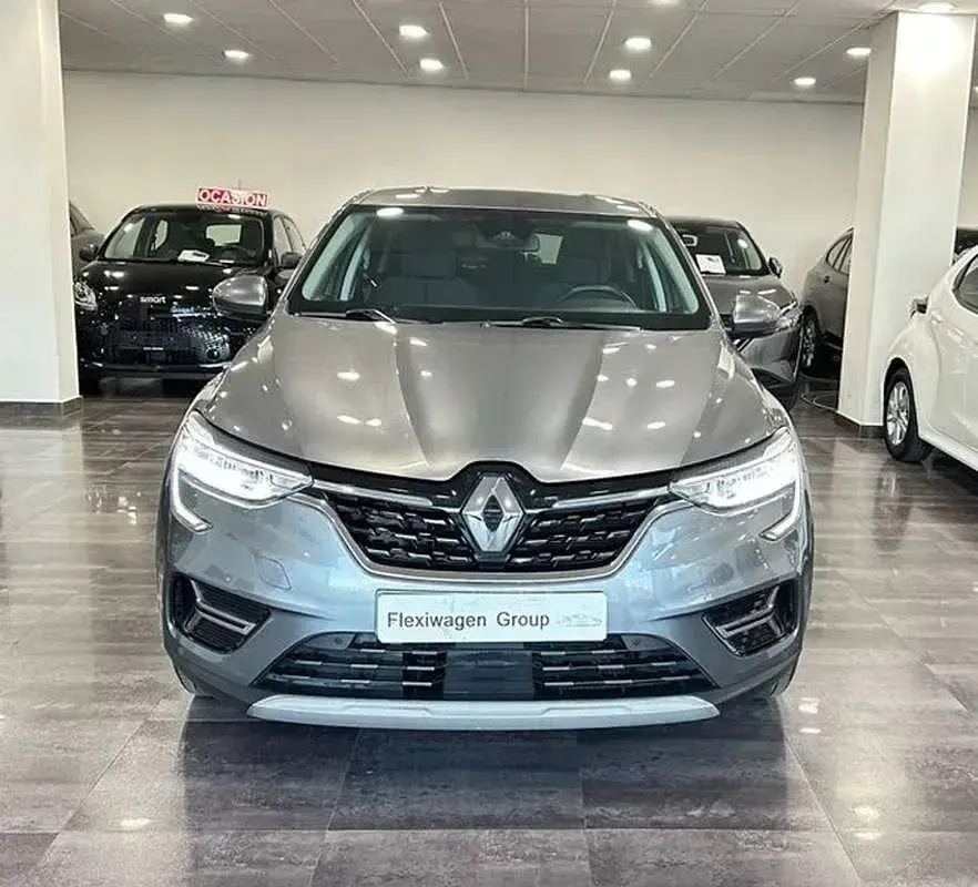 Usado Renault Arkana Techno 145 CV (106 kW) 2023 Gris / plata SUV