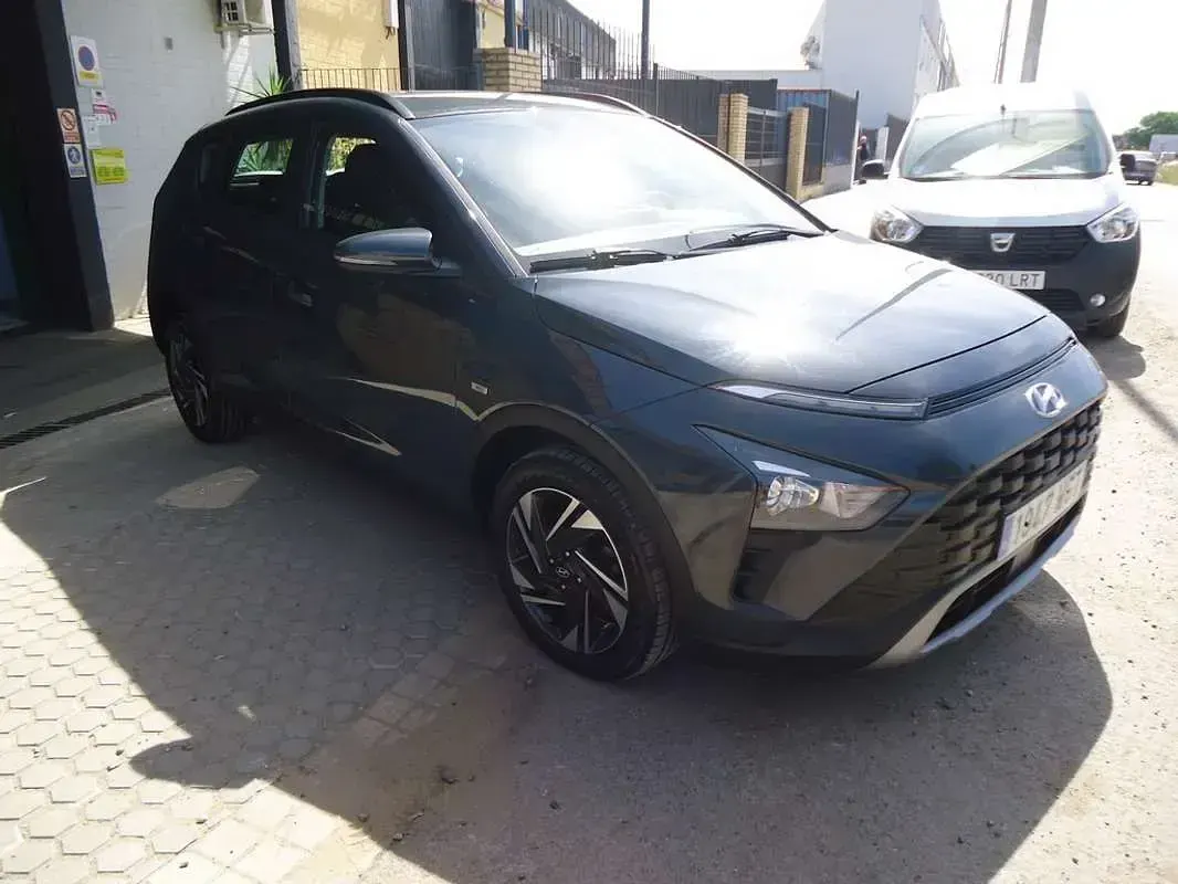 Usado Hyundai Bayon 101 CV (74 kW) 2023 Gris SUV
