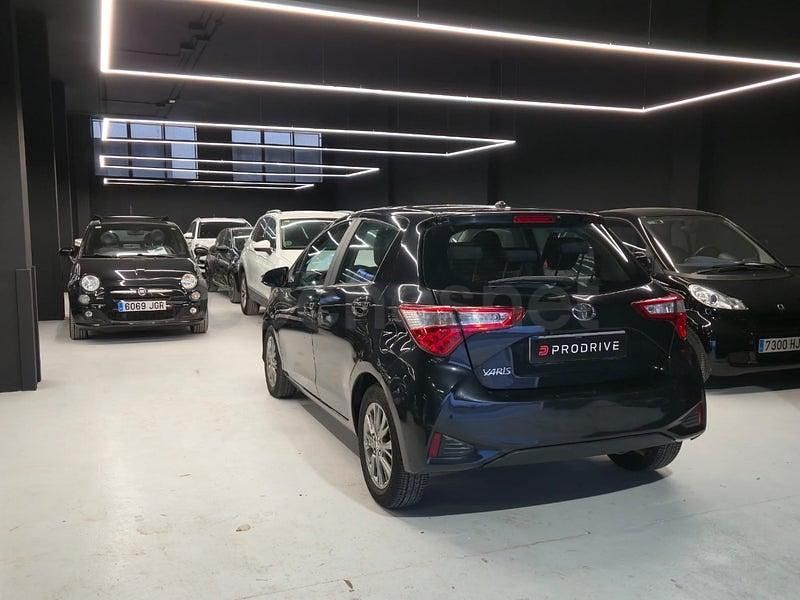 Usado Toyota Yaris Active 69 CV (50 kW) 2019 Negro Berlina