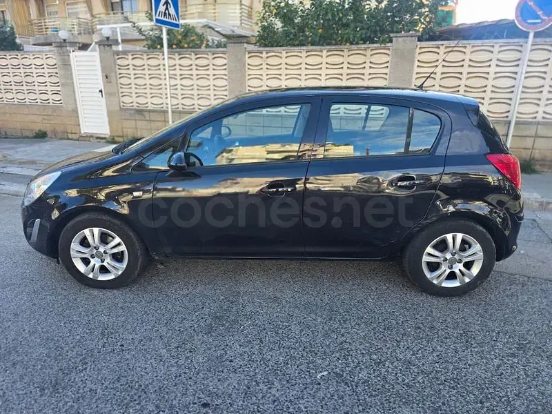 Usado Opel Corsa Selective 85 CV (62 kW) 2012 Negro Utilitario