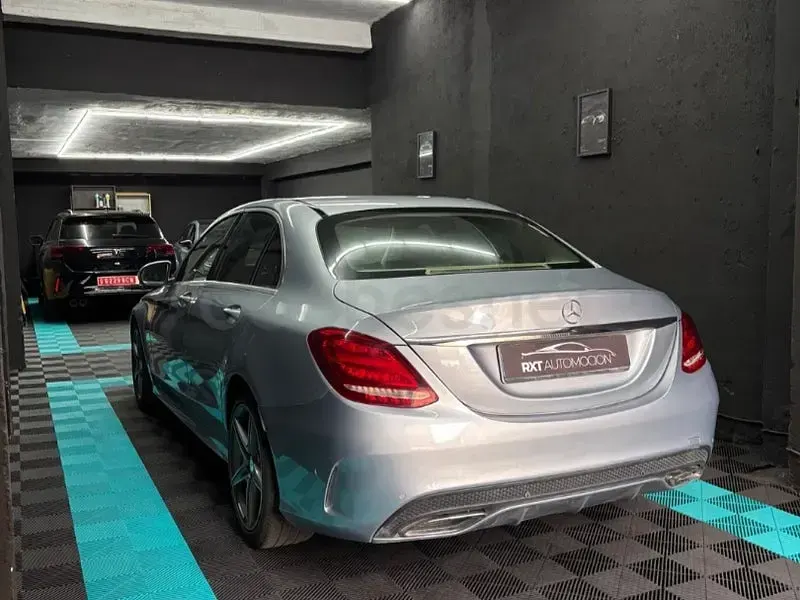 Usado Mercedes C220 AMG line 170 CV (125 kW) 2016 Gris / plata Berlina