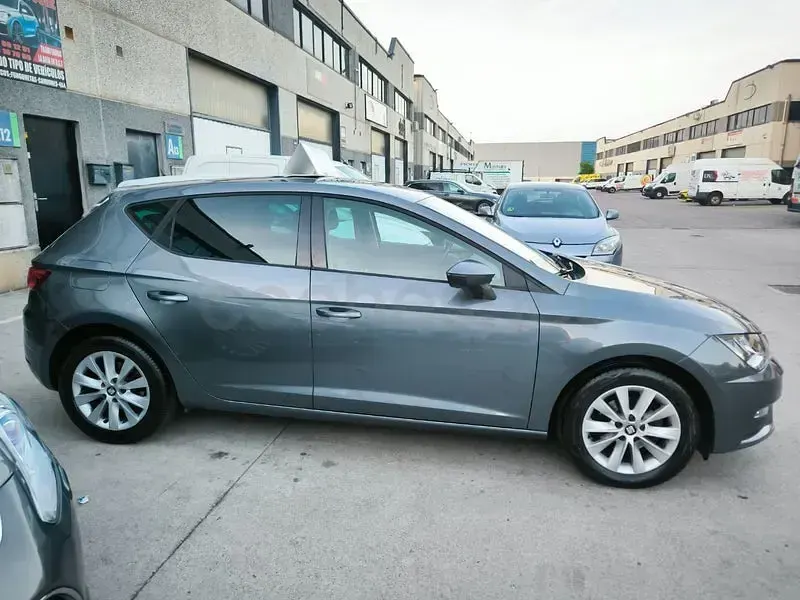Usado Seat Leon Style Plus 110 CV (80 kW) 2017 Gris / plata Berlina