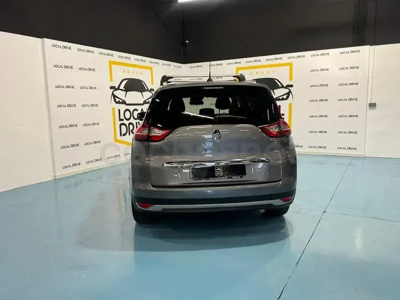 Usado Renault Grand Scénic IV Bose Edition 130 CV (95 kW) 2017 Gris / plata Monovolumen