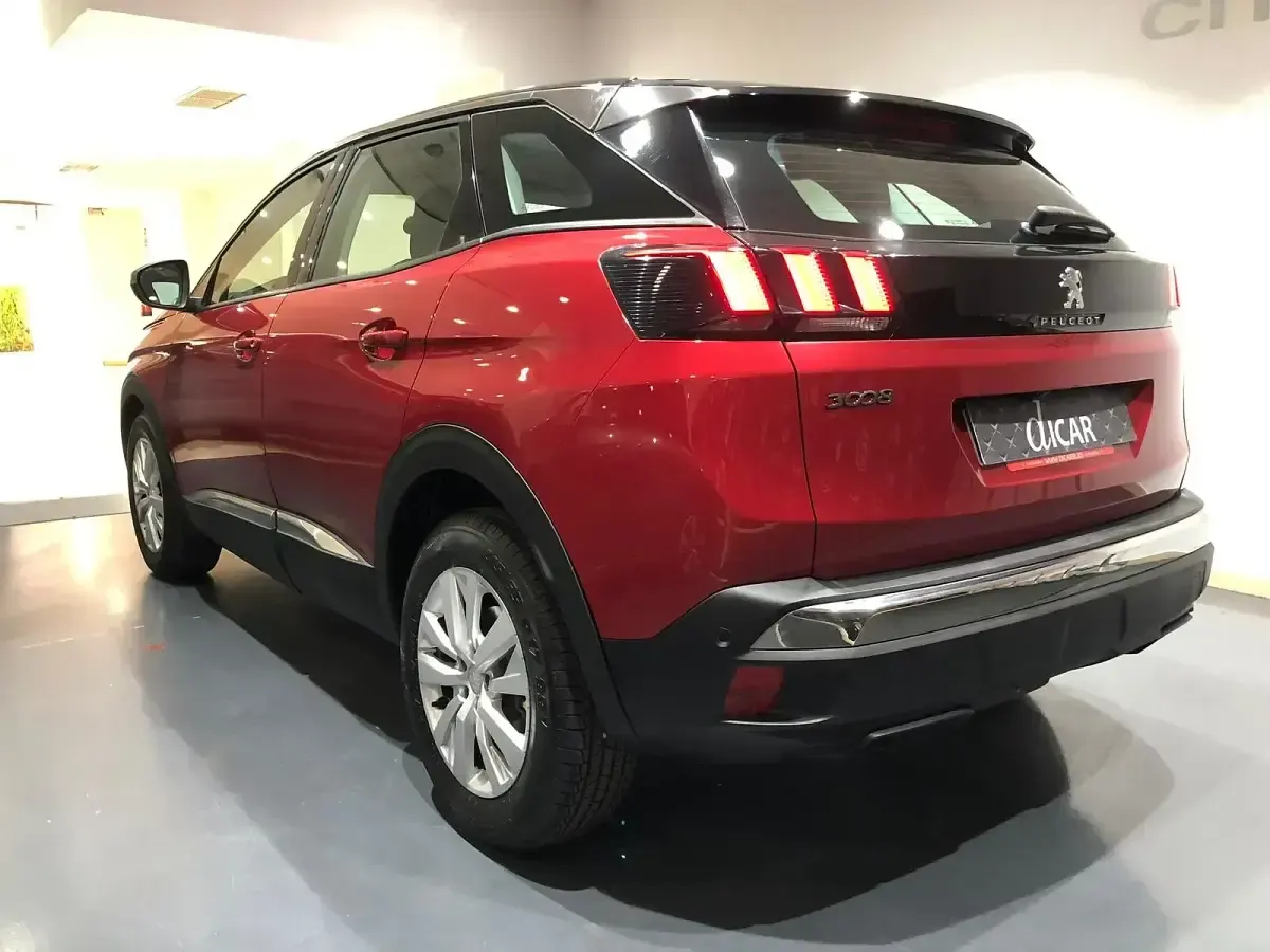 Usado Peugeot 3008 Active 130 CV (95 kW) 2020 Rojo SUV