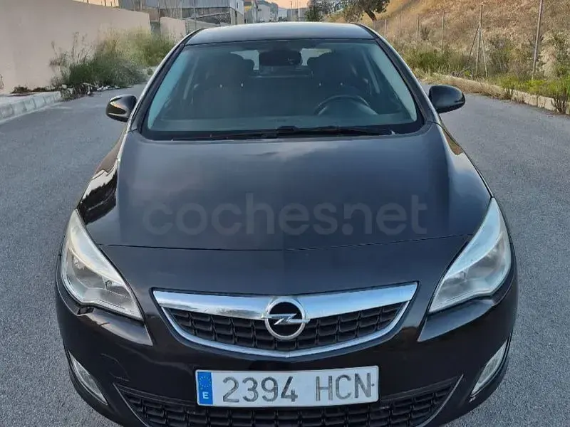 Usado Opel Astra Enjoy 110 CV (80 kW) 2011 Negro Berlina